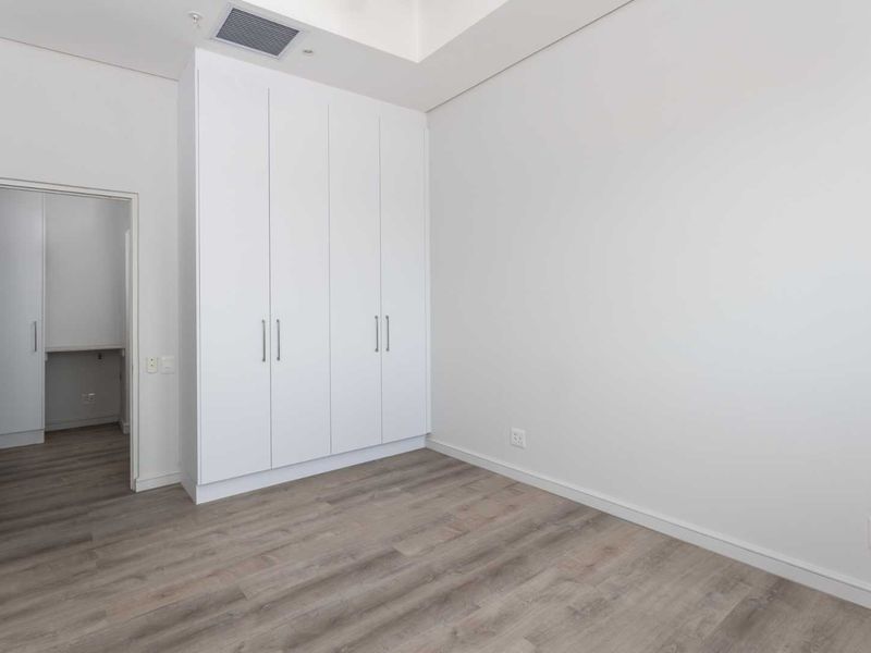 Modern Two-Bedroom Apartment with a Balcony overlooking the Ocean at Harbour Arch in Cape Town - Photo 10