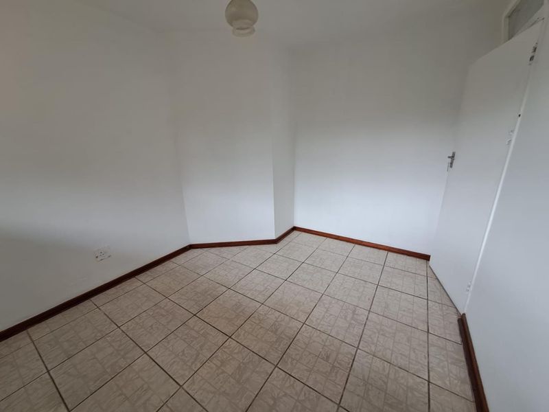 Charming 2-Bedroom Apartment in Empangeni's Fairview: Bright Living with Modernisation Potential - Photo 7