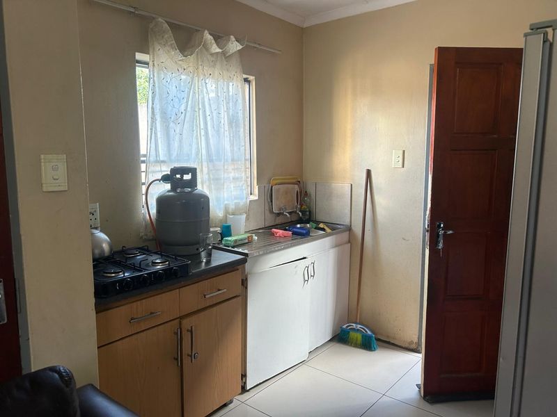 Clayville - R 850 000 with 2 beds, 1 bath - Photo 6