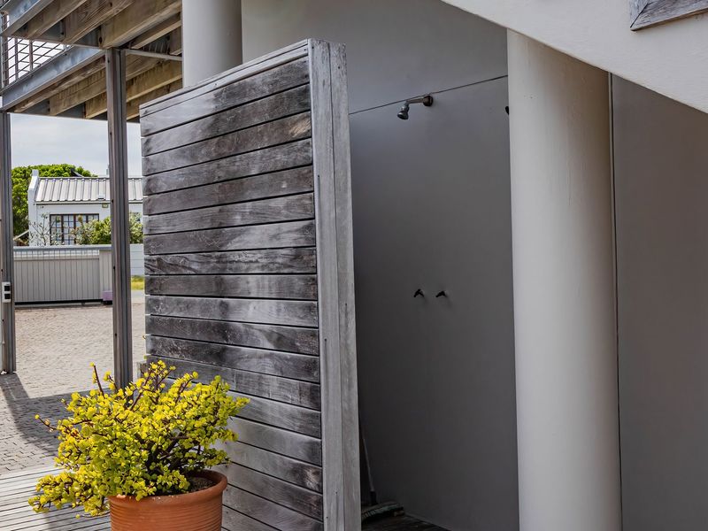 Stunning De Kelders Home with Sea-views and Flatlet - Photo 4