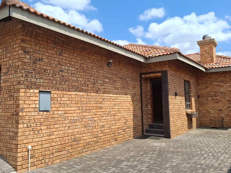 Beautiful Spacious Cluster Home - Photo 2