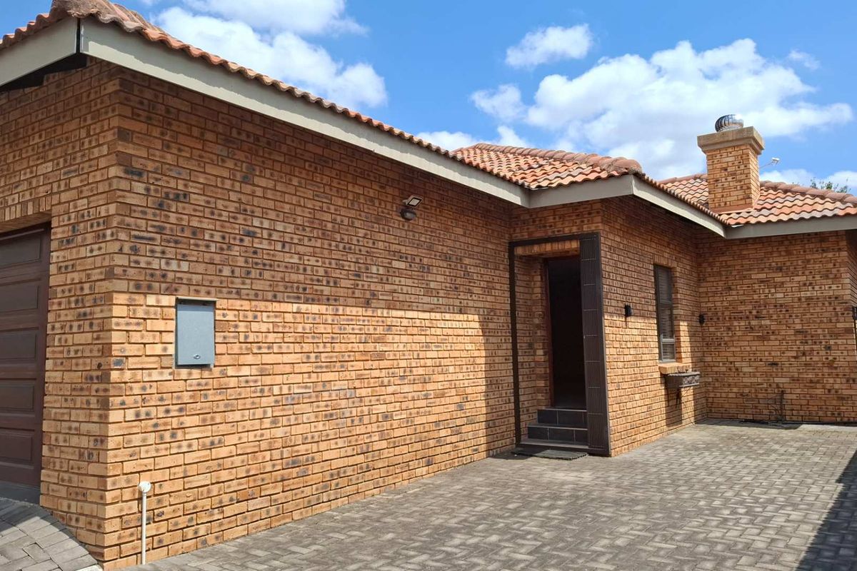 Beautiful Spacious Cluster Home - Photo 2