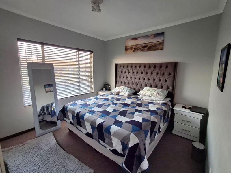 Beautiful First Floor Townhouse - Photo 5