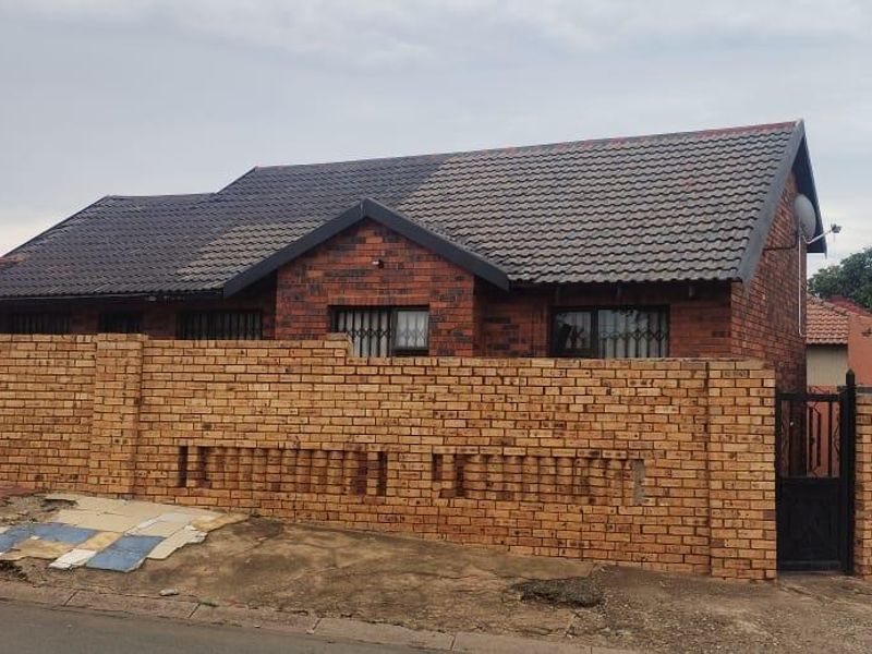 Beatiful Well Kept Home In Protea Glen EXT 11 With 2 Outside Rooms!!! - Photo 4