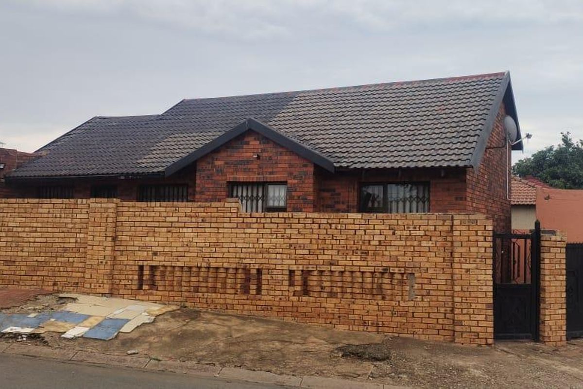 Beatiful Well Kept Home In Protea Glen EXT 11 With 2 Outside Rooms!!! - Photo 4