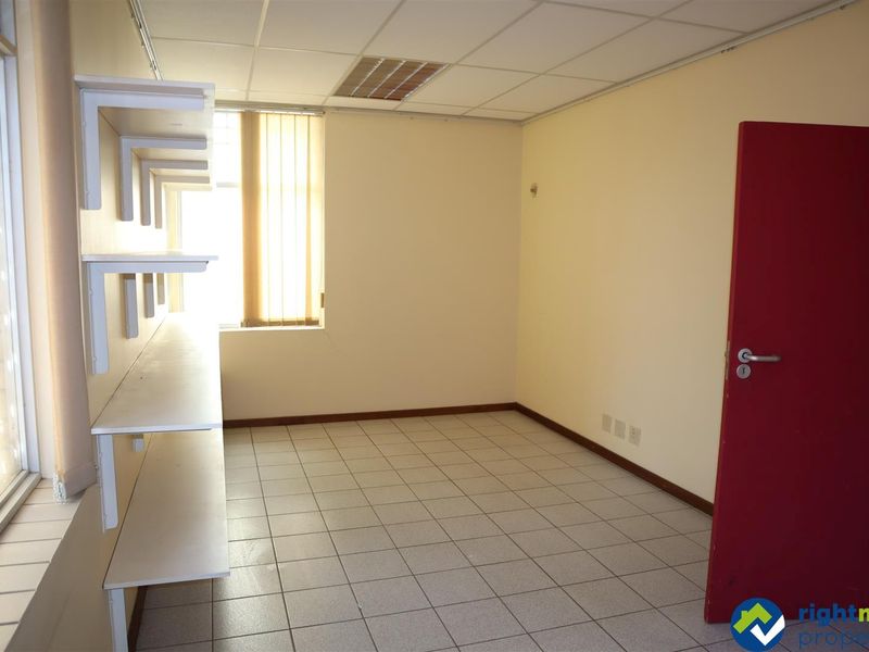 When business meets the perfect location. Seldom in the market. Excellent location and visibility. - Photo 9