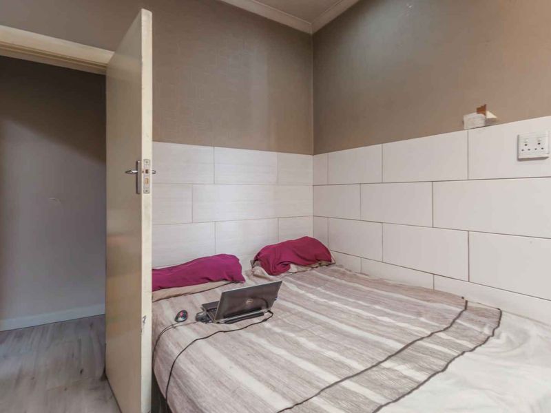 Fully Tenanted Investment Property | 8 Bedrooms | ±R40,000 p/m Rental Income | Prime Location - Photo 9