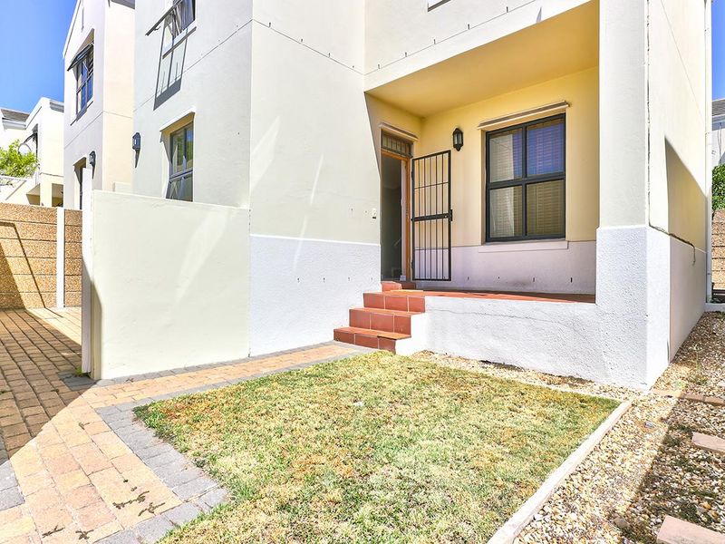 Royal Ascot: Well Located Townhouse Close to Beaches, Schools and Shopping - Photo 2