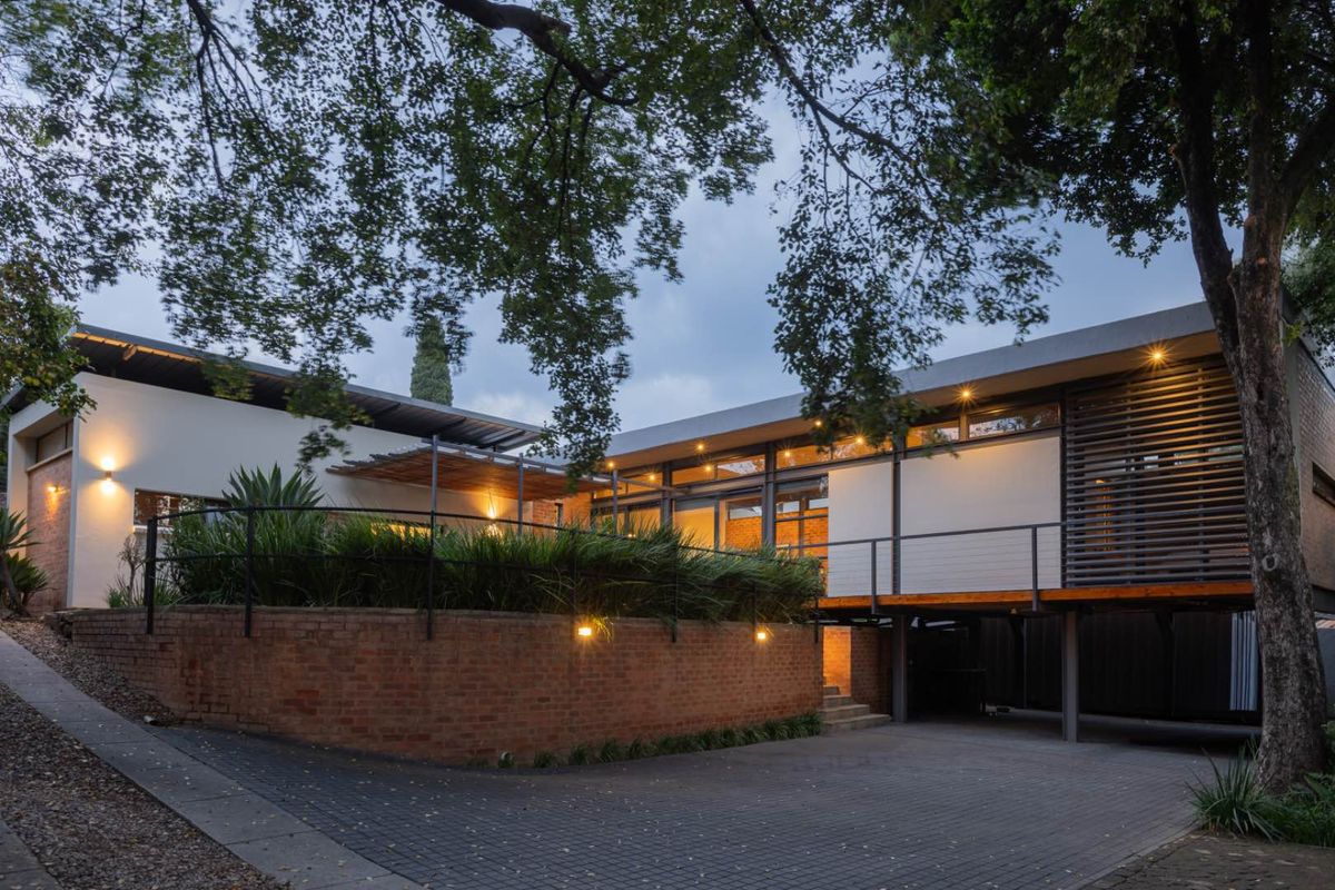 Modern, Private Living in a Prestigious Waterkloof Ridge Street - Photo 3