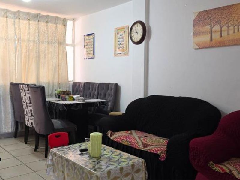 Refurbished Beauty: Spacious 3-Bed, Modern Kitchen & Security - Photo 4