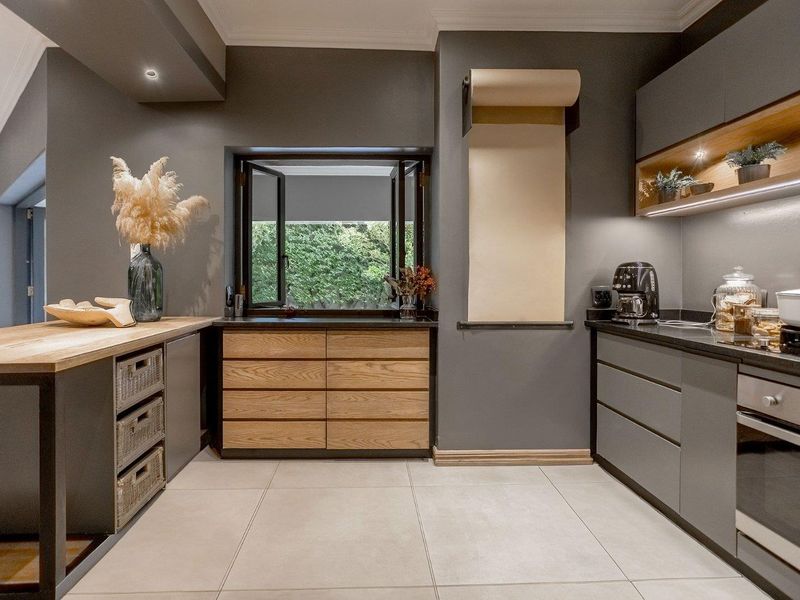 Fully renovated exquisite family home - Photo 5