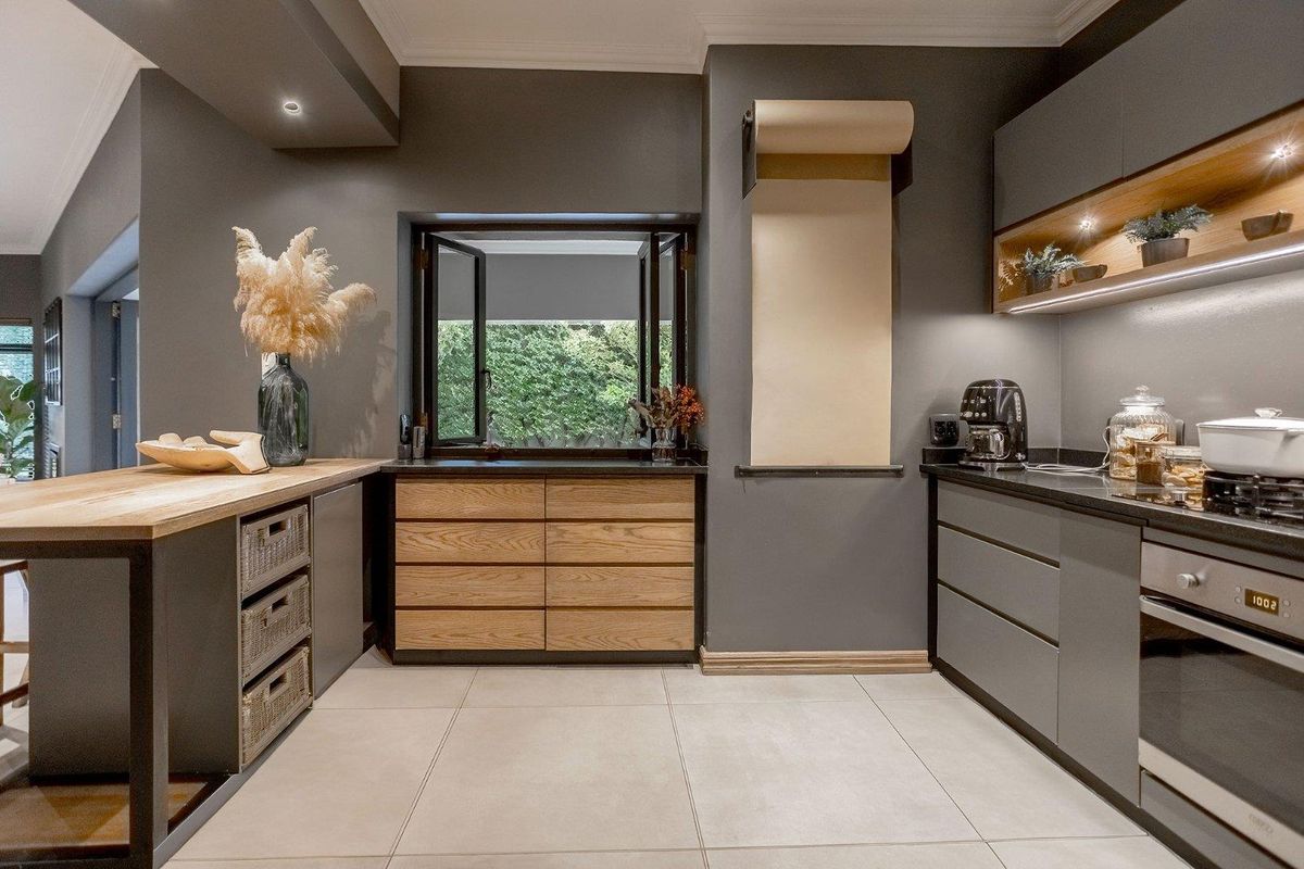 Fully renovated exquisite family home - Photo 5