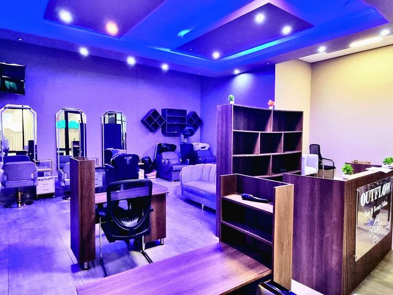 64m2 boutique retail unit in Oceans Mall, Umhlanga. Ground-floor shop with salon-style fitout, ideal for beauty, grooming, or wellness brands. - Photo 6