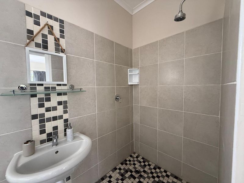 FOR SALE- LARGE 3 BEDROOM HOUSE AND 2 SEPARATE EN-SUITE ROOMS IN HAGE HEIGHTS, SWAKOPMUND, NAMIBIA - Photo 9