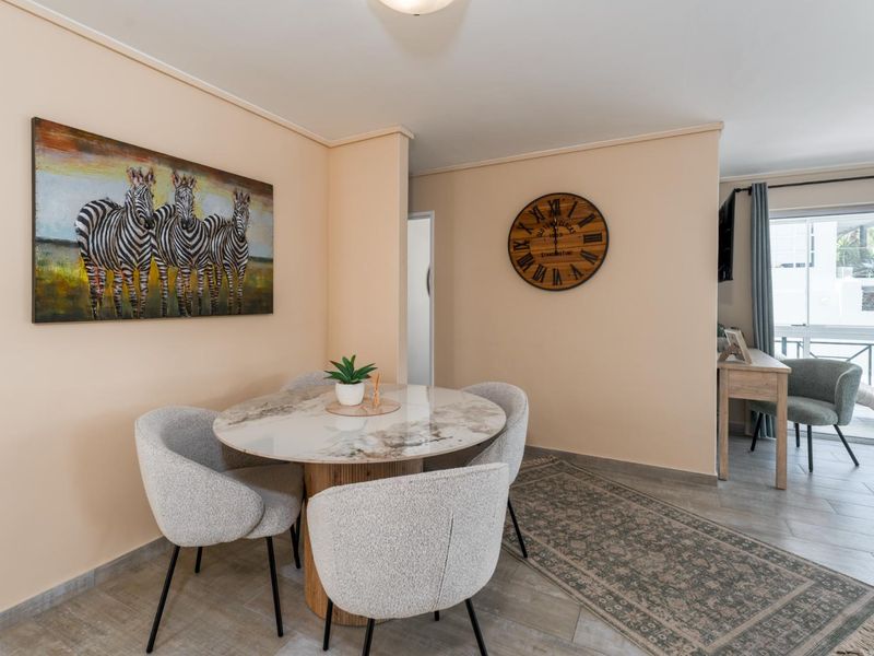 Stylish Renovated Apartment - Photo 7