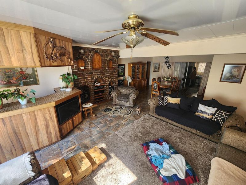 Beautiful 4 Bedroom Family Home in Fichardt Park - Photo 3