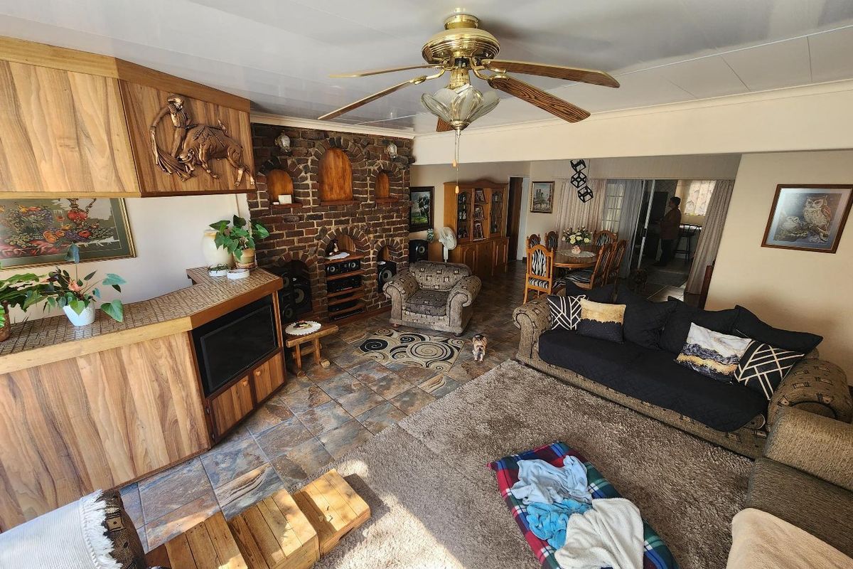 Beautiful 4 Bedroom Family Home in Fichardt Park - Photo 3