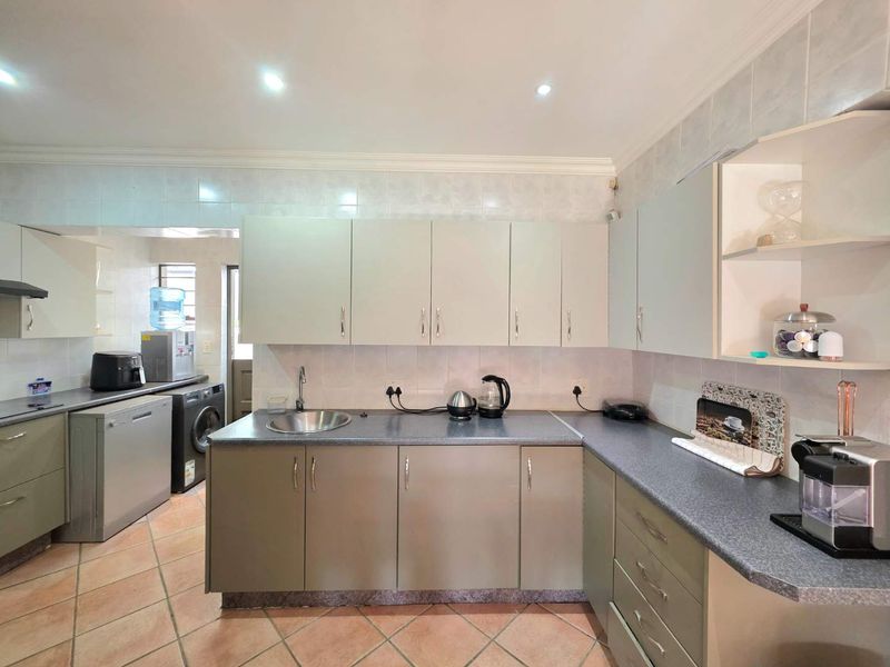 Stunning 3-Bed Cluster with Private Pool & Separate Flatlet in Secure Estate - Photo 10