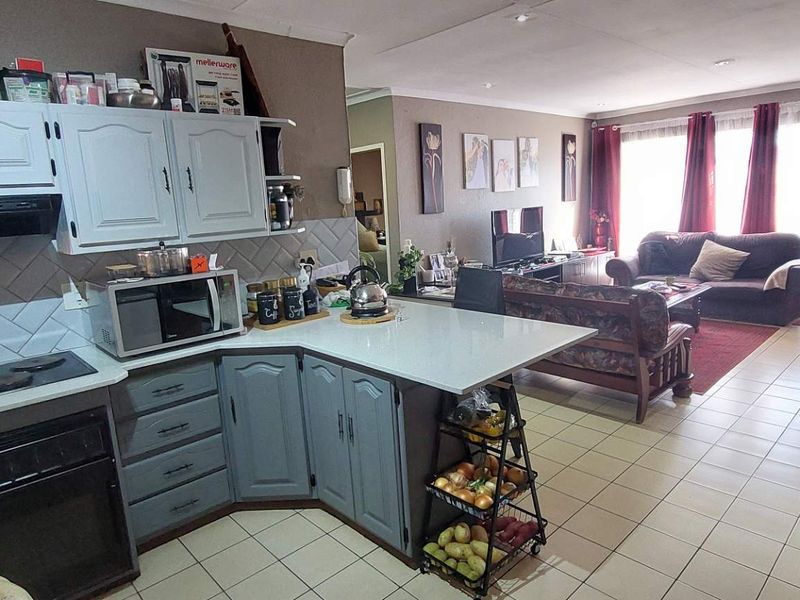 Modern Pet-Friendly 2-Bedroom Townhouse for sale - Photo 8