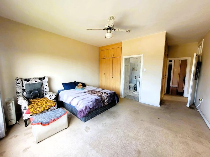 Double Volume Spacious Glenwood Home - Photo 10