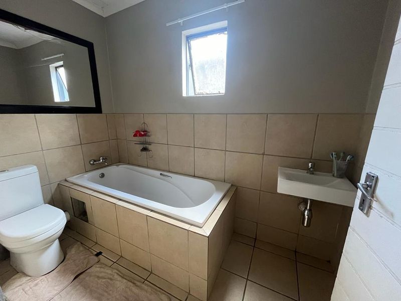 Property in South Hils - Photo 7