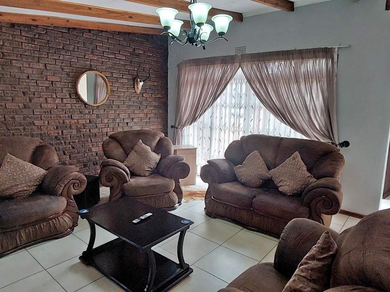 Family home for entertainers, offering extra flatlet - Photo 5