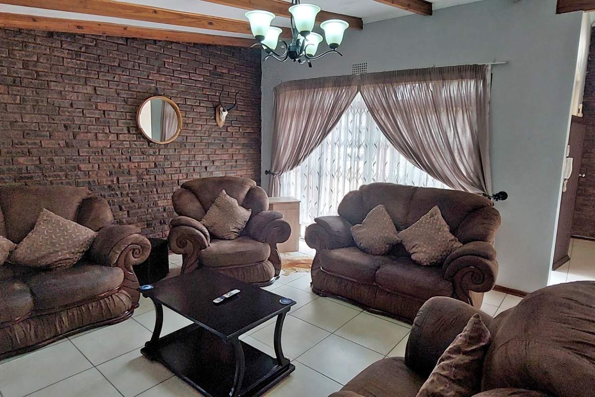 Family home for entertainers, offering extra flatlet - Photo 5