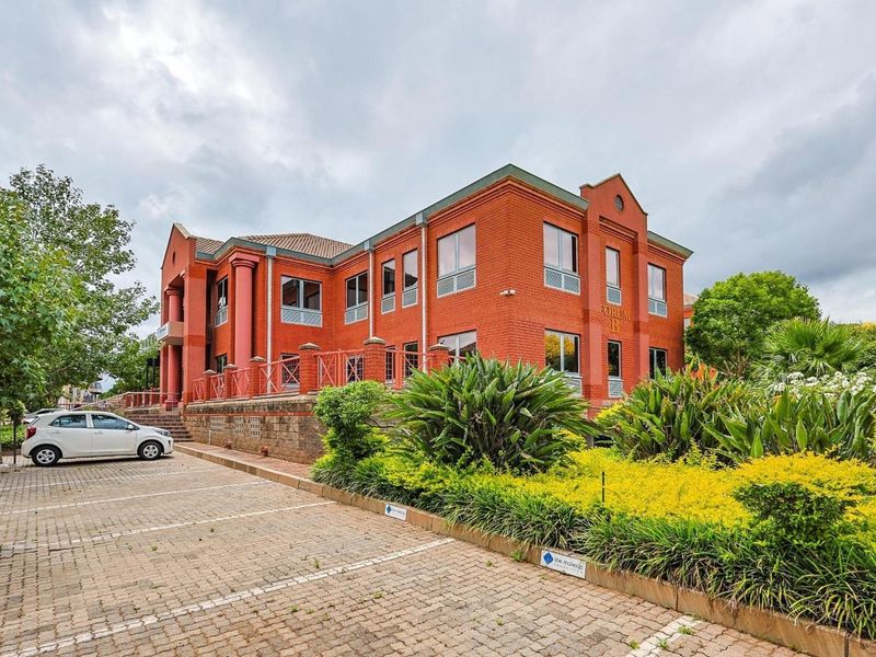 Prime Business Address: 215m2 Ground-Floor Suite with Unrivaled N1 Frontage & Connectivity - Photo 3