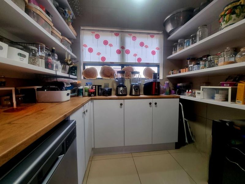 Situated against a hill in Kleine Kuppe with the most beautiful views in Windhoek! - Photo 6