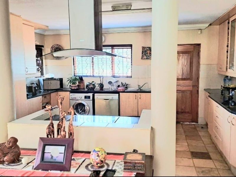 Elegant Family Home – Prime Location Adjacent to Bedfordview - Photo 7