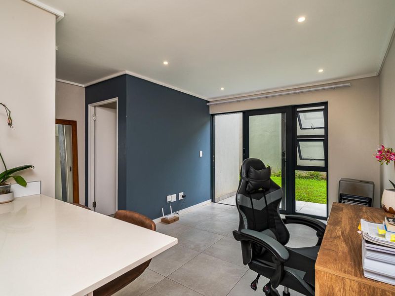 MODERN GARDEN APARTMENT IN SOUGHT-AFTER COTSWOLD FENNS ESTATE - Photo 3