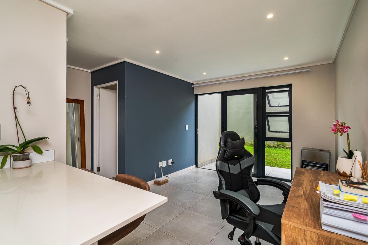 MODERN GARDEN APARTMENT IN SOUGHT-AFTER COTSWOLD FENNS ESTATE - Photo 3