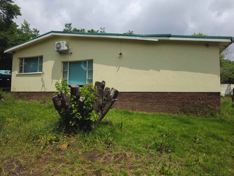 **Spacious 4-Bedroom Property with Immense Potential** - Photo 4