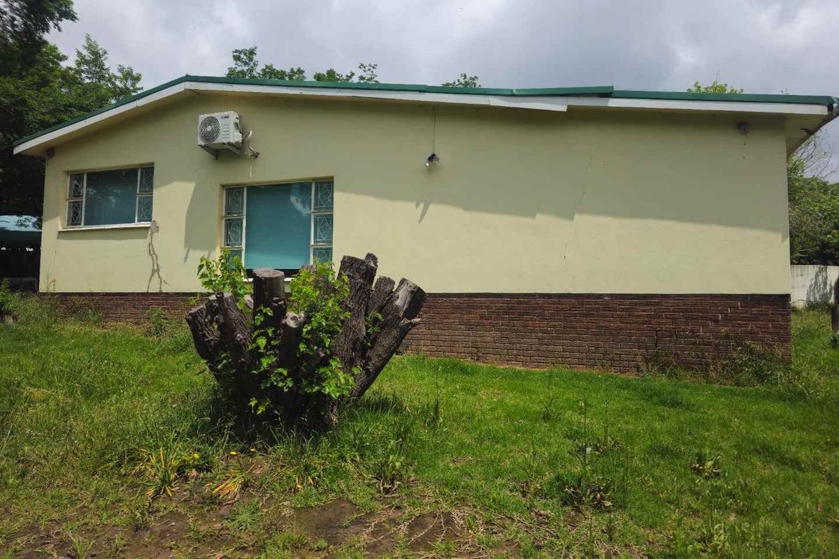 **Spacious 4-Bedroom Property with Immense Potential** - Photo 4