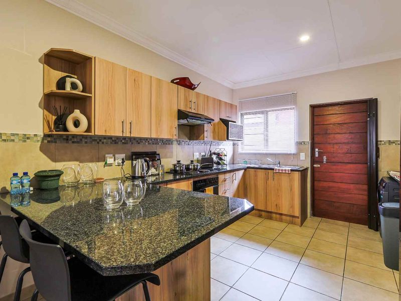 Modern 3 Bedroom Townhouse - Photo 7