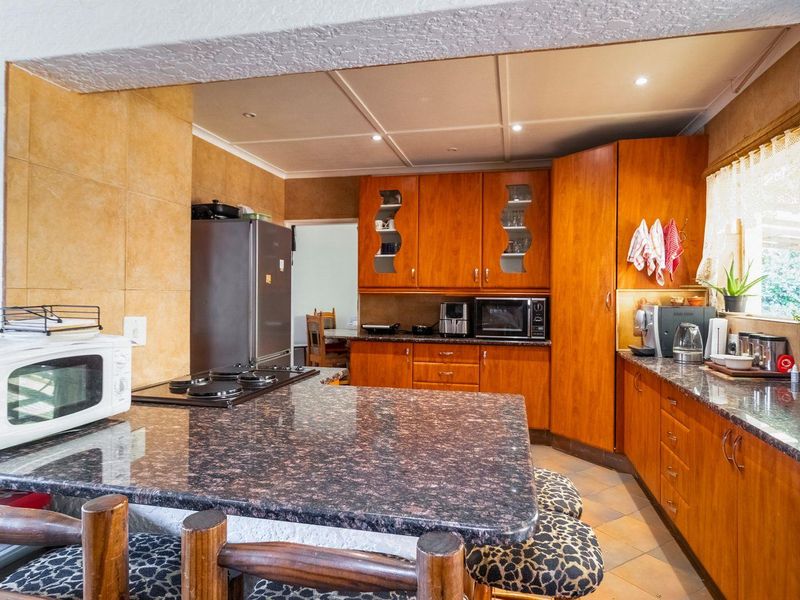 Spacious 4  Bedroom Family Home with Flatlet in The Hill - Photo 4