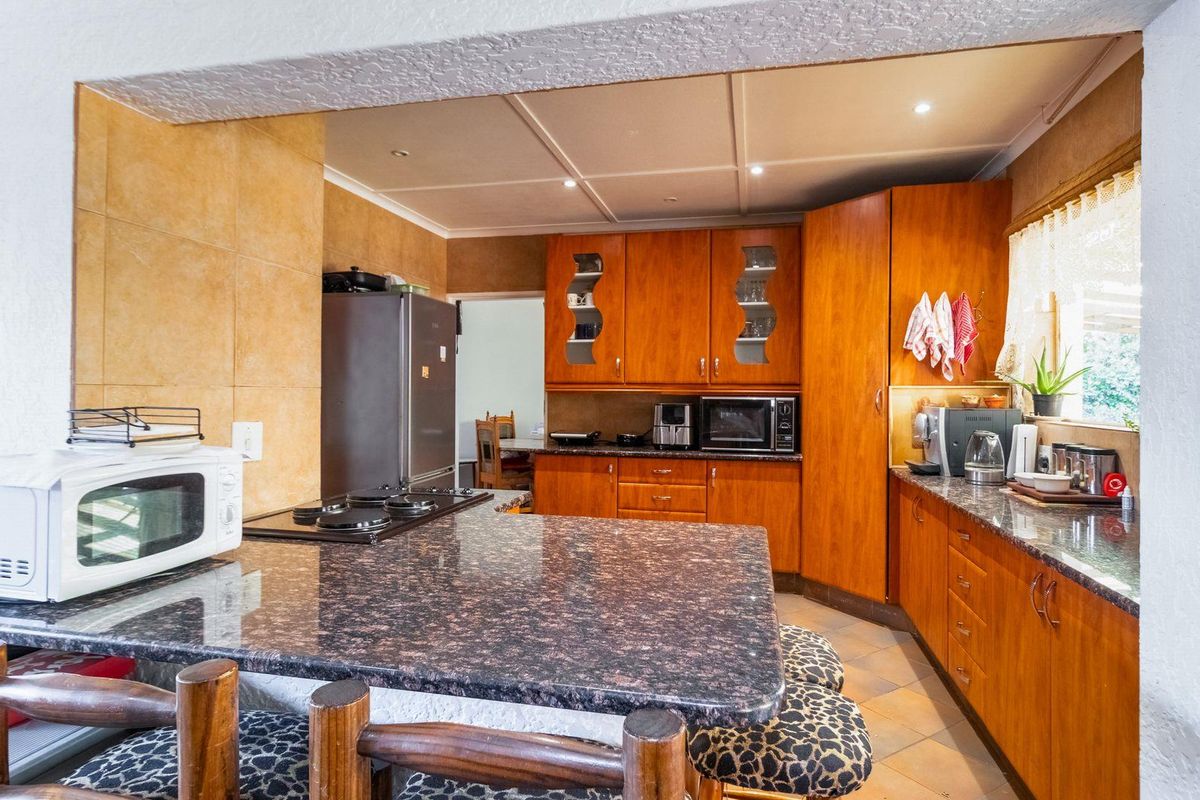 Spacious 4  Bedroom Family Home with Flatlet in The Hill - Photo 4