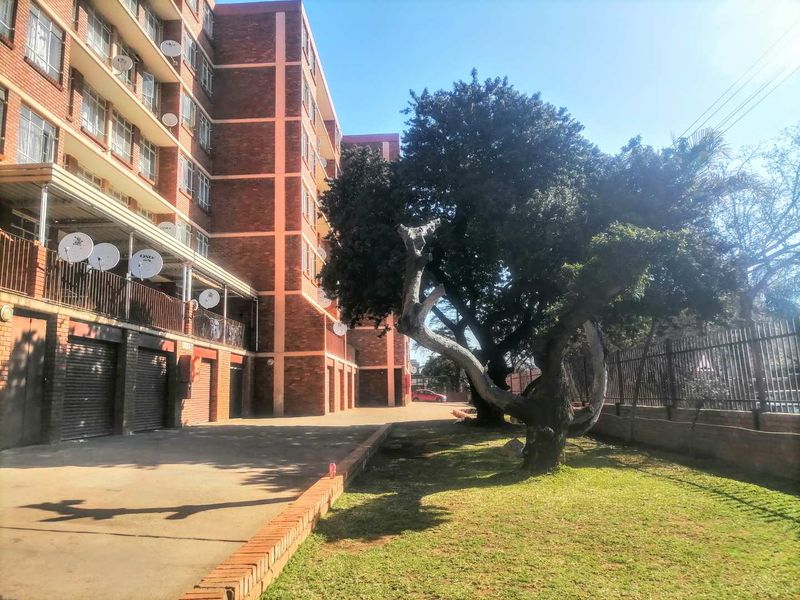 **Spacious 2-Bedroom Apartment – Great Investment Opportunity** - Photo 2