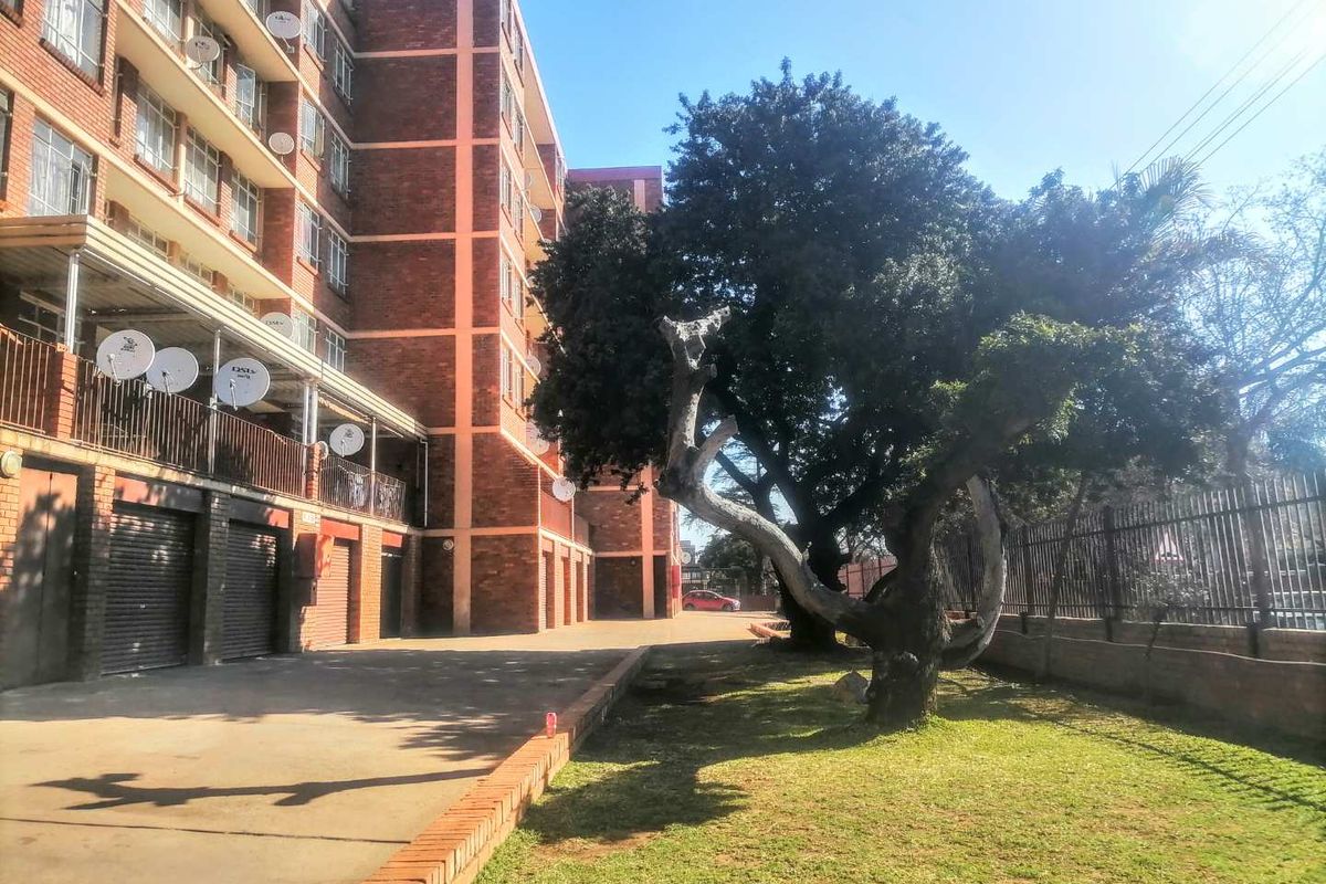 **Spacious 2-Bedroom Apartment – Great Investment Opportunity** - Photo 2