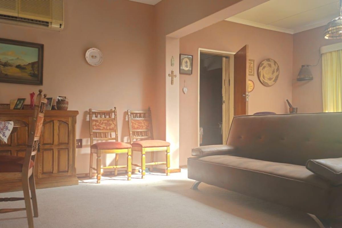 Exquisite Four-Bedroom Home Nestled in Nature – Your Private Oasis Awaits - Photo 5