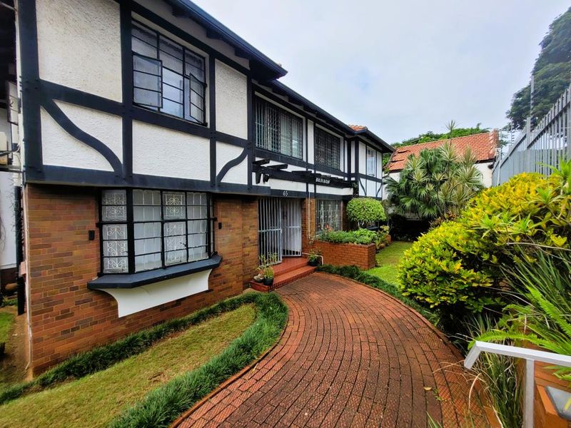 **Charming Flat in Upper Glenwood: Convenience Meets Comfort** - Photo 2