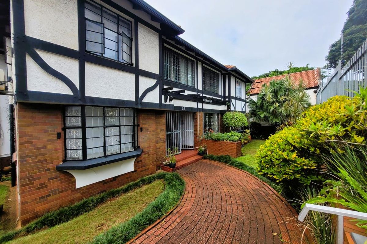 **Charming Flat in Upper Glenwood: Convenience Meets Comfort** - Photo 2