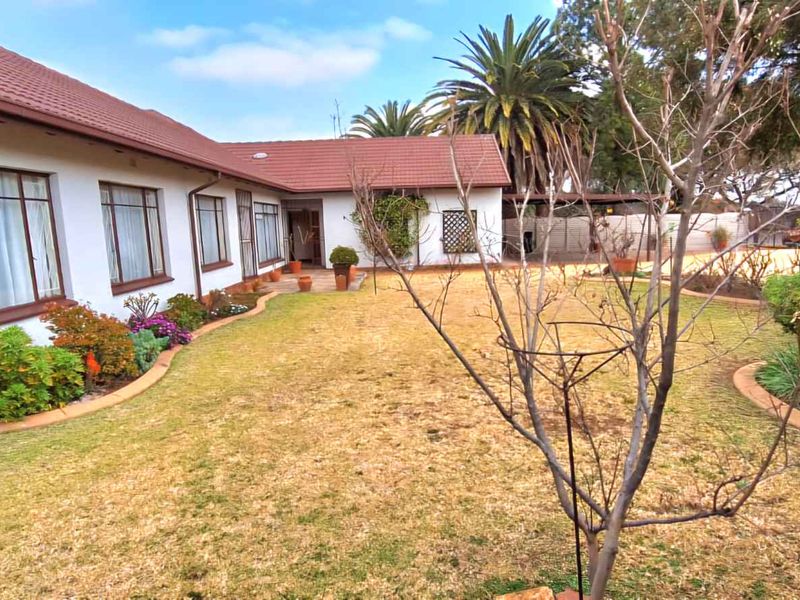 5 Bedroom Property Neat as a Pin!! - Photo 5