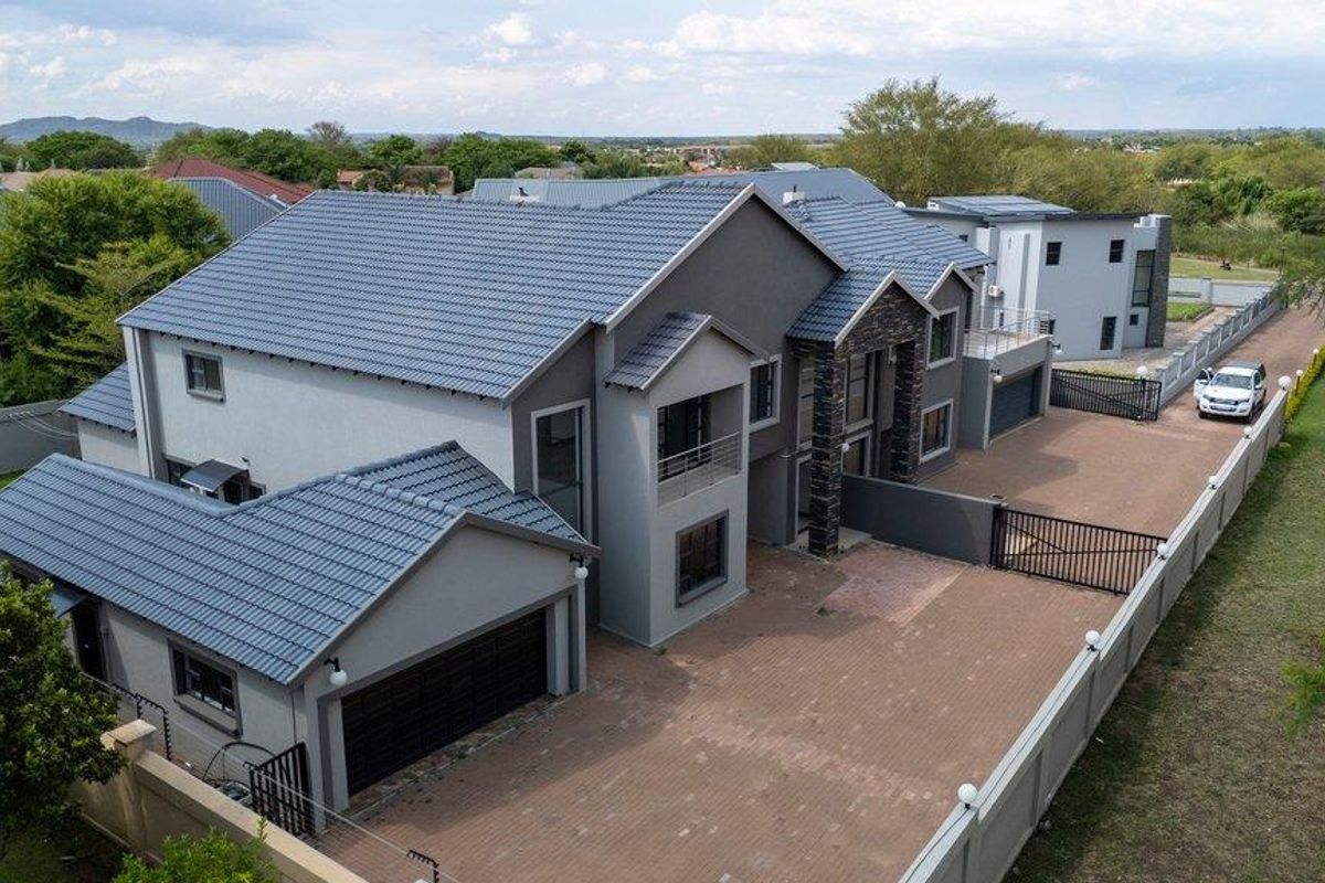 9 Bedroom Beautiful Family Home in sought after Estate - Photo 3