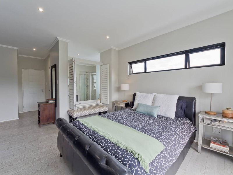 ULTRA-MODERN LIVING WITH BEAUTIFUL FINISHES IN A LOVELY SECURE LOCATION - Photo 8