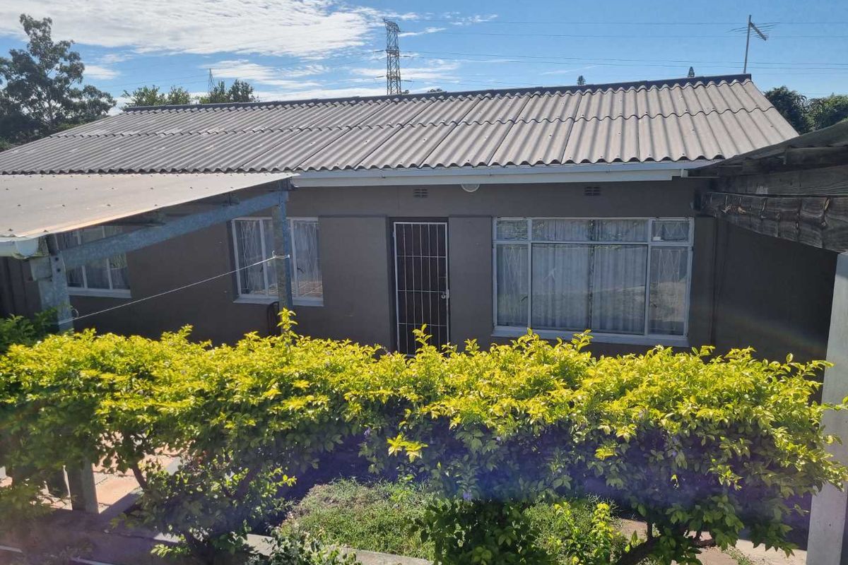 Family home with a small flatlet and pool - Photo 3