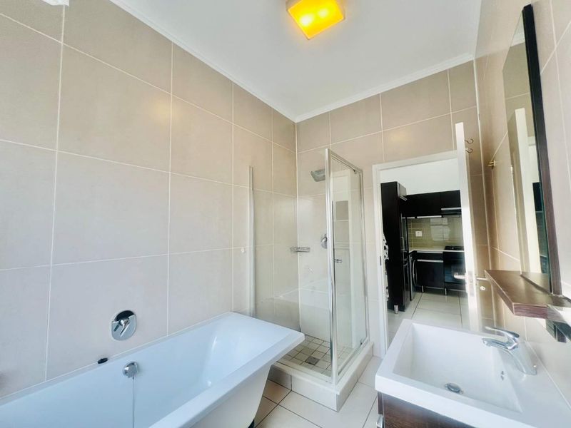 Modern Double-Volume 1-Bedroom Apartment with Stunning Views in Dainfern - Photo 9