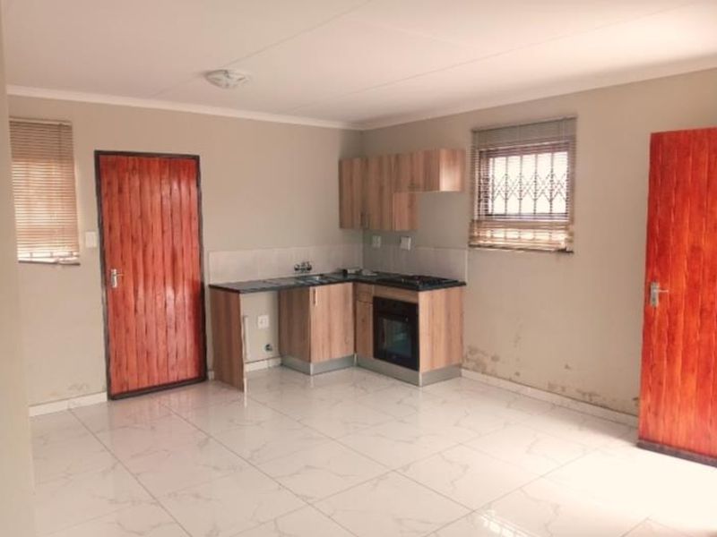 EXCLUSIVE | MODERN LUXURY WITH BIOMETRIC SECURITY – ACT FAST This is not just a home — it is a statement of secure, modern living in the heart of Dawn Park. - Photo 3