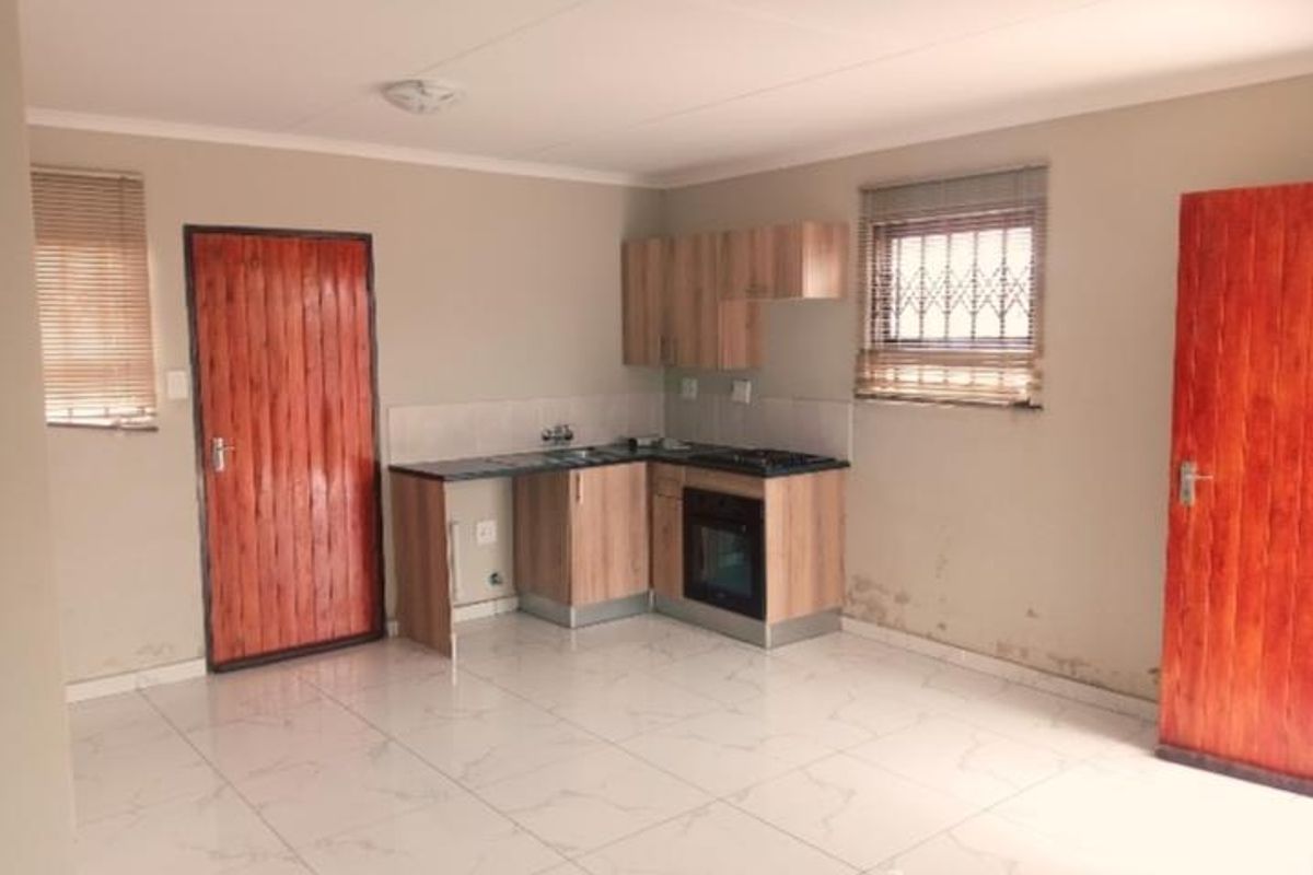 EXCLUSIVE | MODERN LUXURY WITH BIOMETRIC SECURITY – ACT FAST This is not just a home — it is a statement of secure, modern living in the heart of Dawn Park. - Photo 3