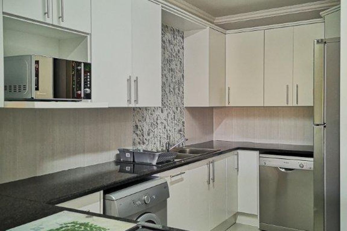Versatile Opportunity: 6 Bedroom Holiday Home | Permanent Residence | Investment | Dual Living - Photo 3